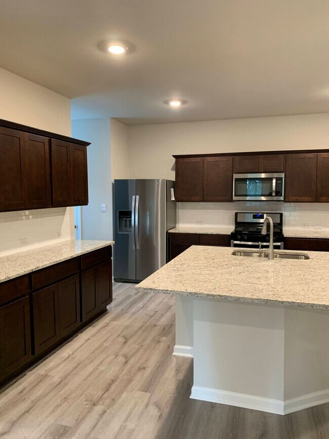 Building Photo - 4BR in Gonzales!