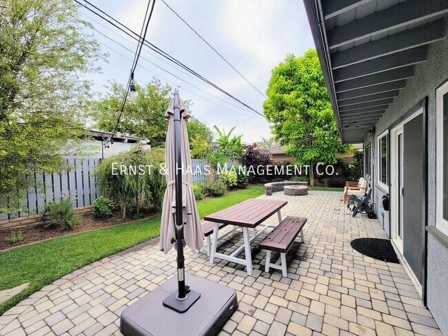 Building Photo - 2054 Pattiz Ave
