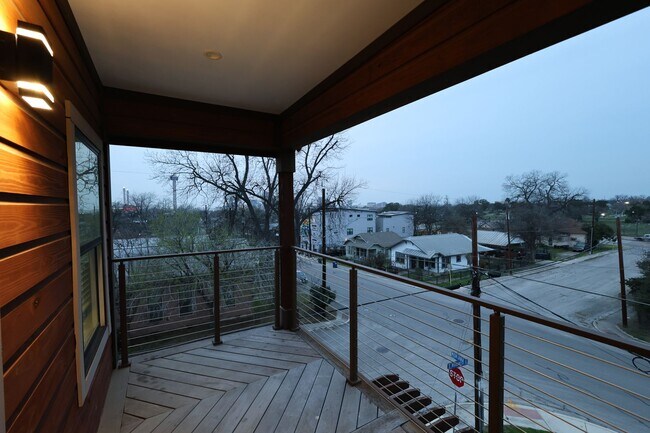 Building Photo - 902 Montana St