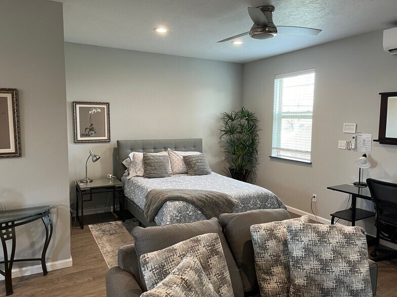 Building Photo - 241 E 36th St