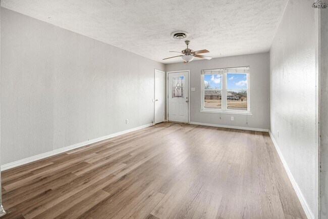 Building Photo - 1811 Deer Park Way