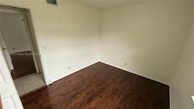Building Photo - 1032 Twin Lakes Dr