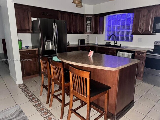 Building Photo - 3 bedroom in Pembroke Pines FL 33023