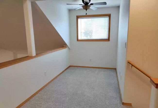 Building Photo - Spacious, updated home with A/C in SW Bend!