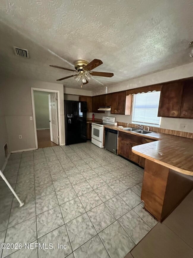 Building Photo - 577 Clermont Ave S