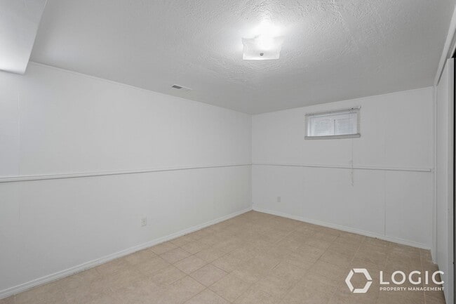 Building Photo - Beautiful Spacious Home in Great Sandy Loc...