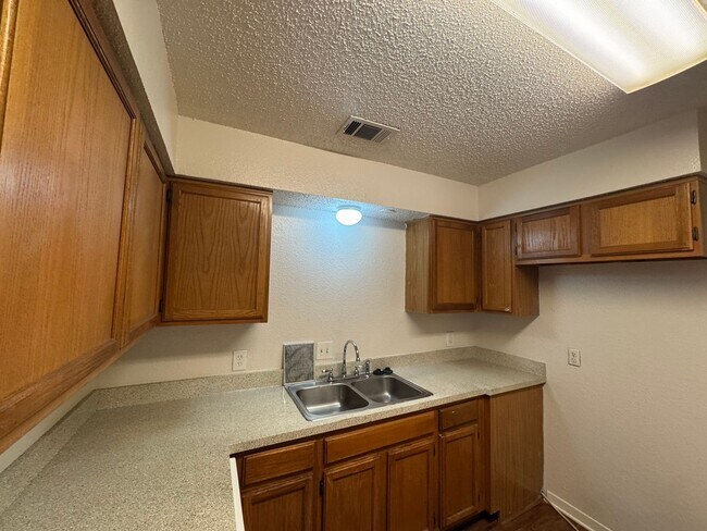 Building Photo - Cute duplex unit in NRH