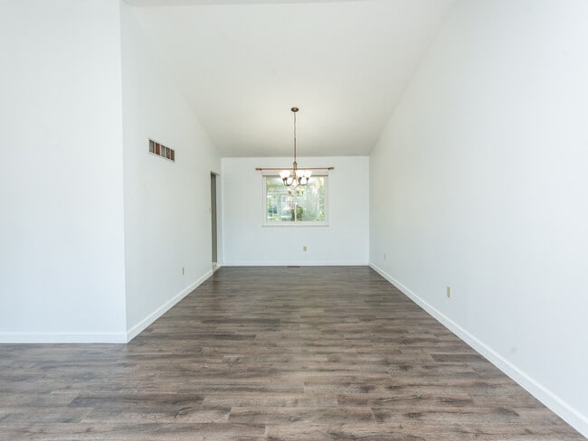 Building Photo - 743 Eaglebrooke Dr