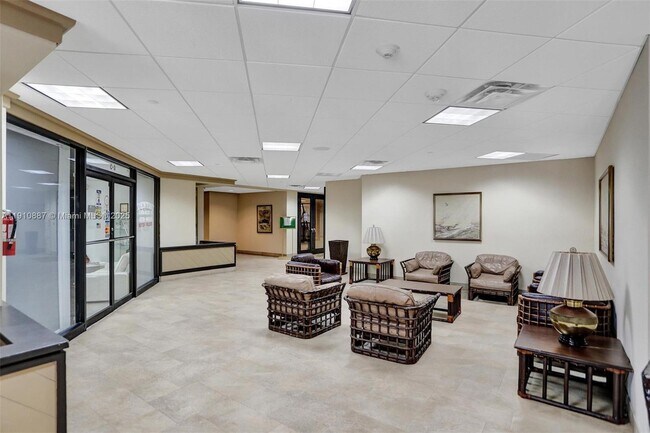 Building Photo - 2555 Collins Ave