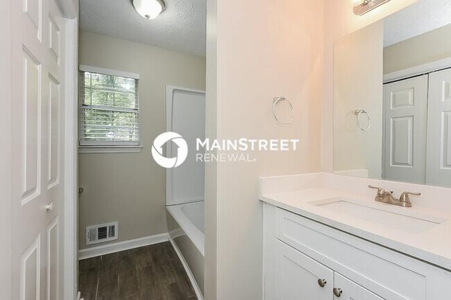 Building Photo - 3 Bedroom Pet-Friendly Home in Acworth, GA with Main Street Renewal
