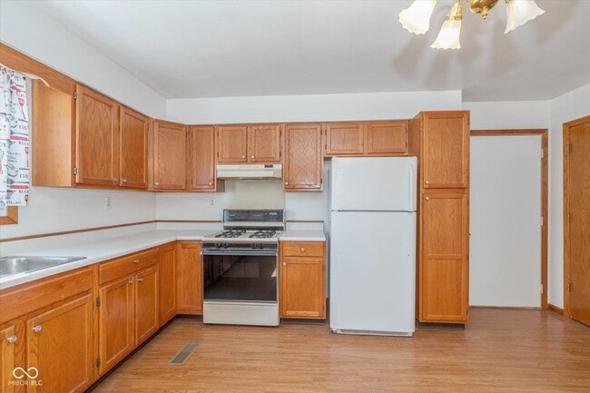 Building Photo - 900 Yandes St