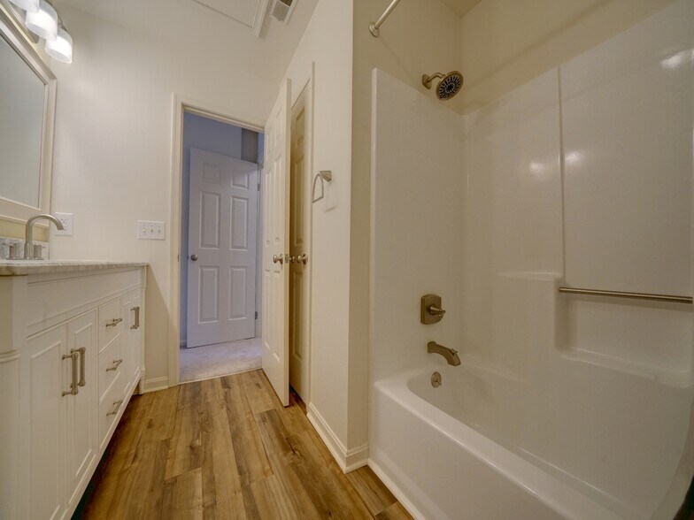 Master bath - 405 Franklin St