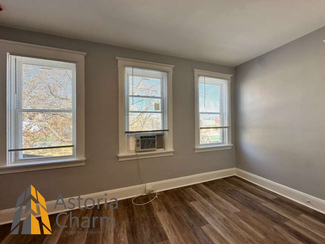 Building Photo - 4 Bedroom or 3 Bedroom with Den Home with First Floor Bedroom on Homestead Street