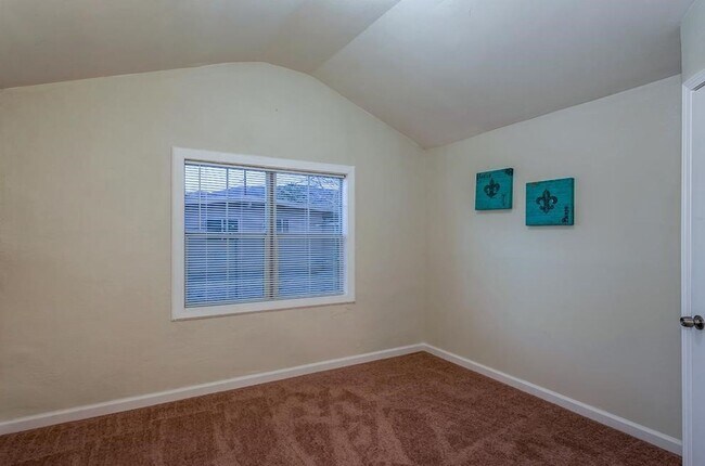 Building Photo - Eclectic 3 Bedroom 1 Bathroom with 2 Offices/Hobby Room