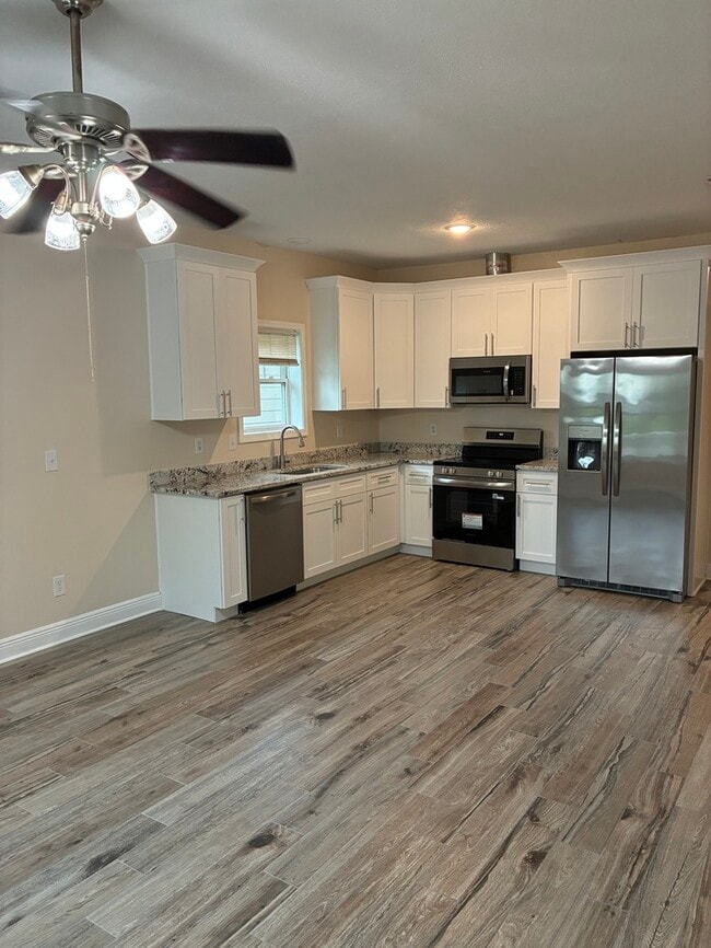 Building Photo - Newly Renovated 2/1 Duplex
