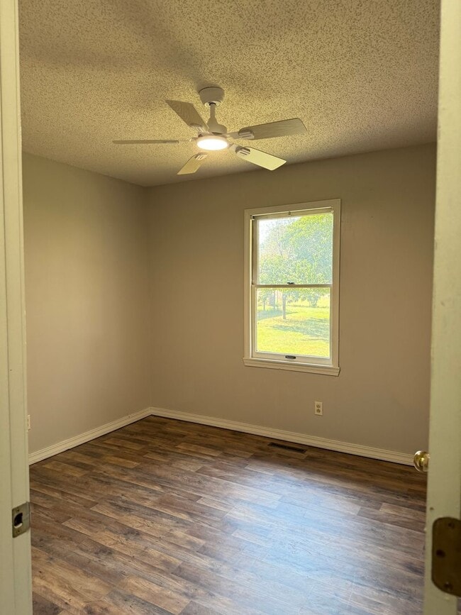 Building Photo - Cute, refreshed home on quiet cul de sac.