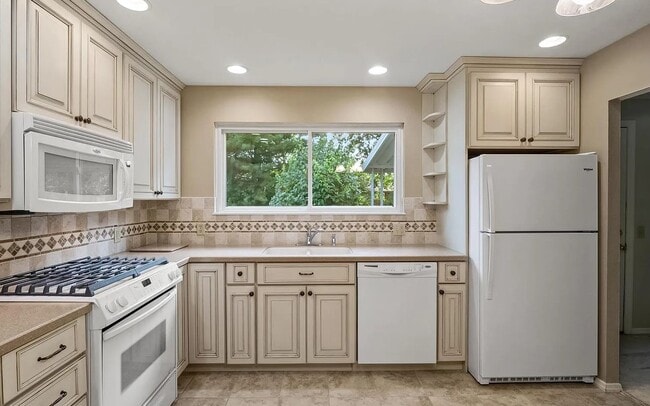 Building Photo - 3375 Brunswick Dr