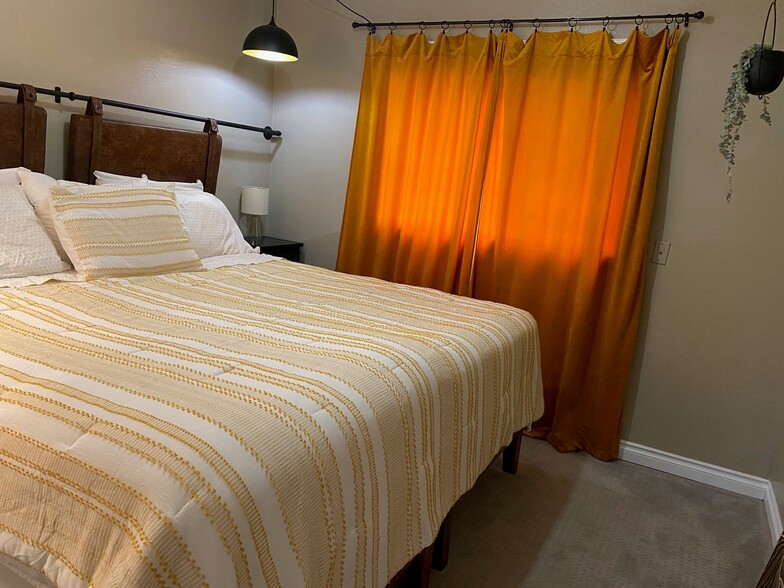 bedroom 2: king bed - 9001 Shaun Landing Cir