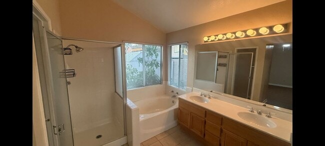 Building Photo - 3143 Mariposa Ave
