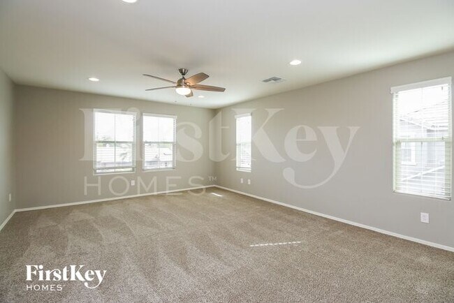 Building Photo - 245 N Sandal