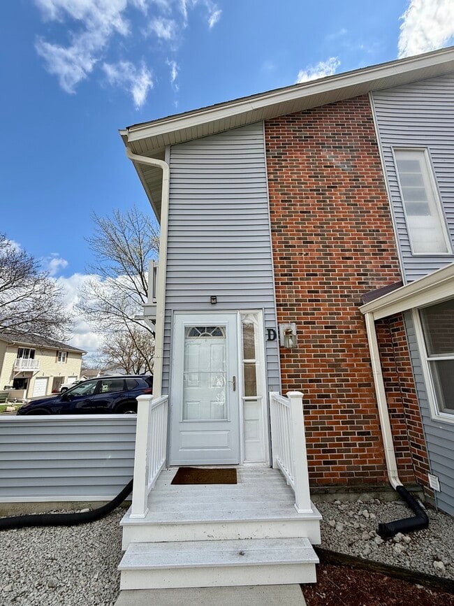 Building Photo - 330 Hampton Ct