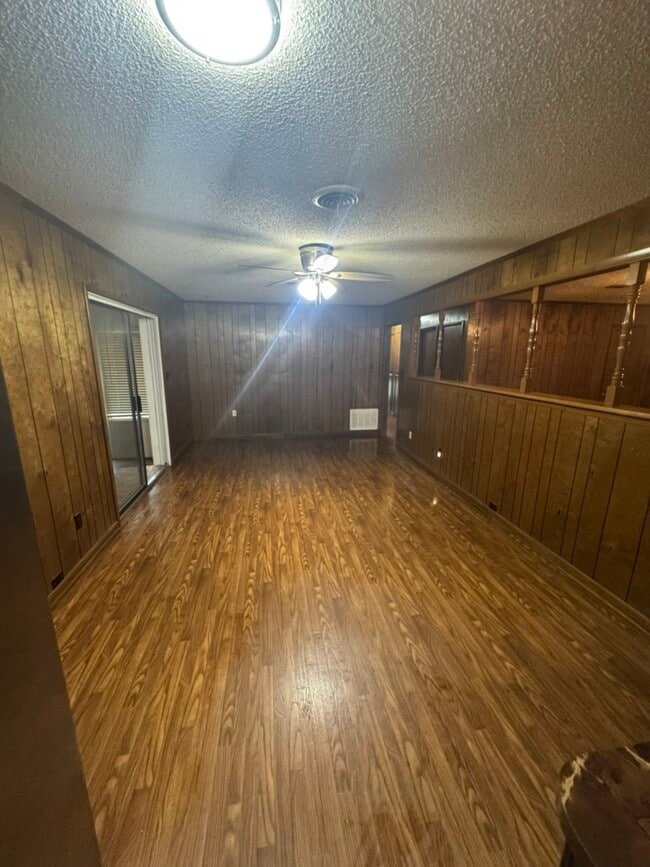 Building Photo - 605 Bayless St