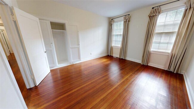 Building Photo - 345 Cloverdale Rd