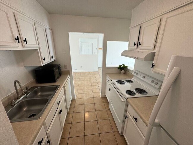 Building Photo - Gulf Breeze - Greenbriar Estates - 2 bed, 1 bath - Lawn care included