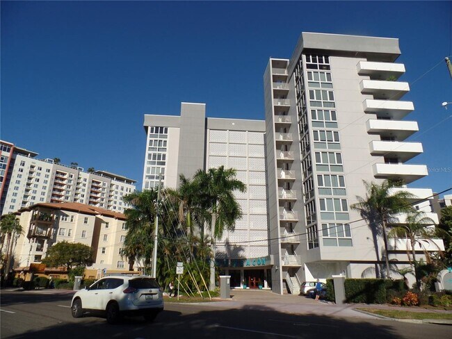 Building Photo - 470 3rd St S
