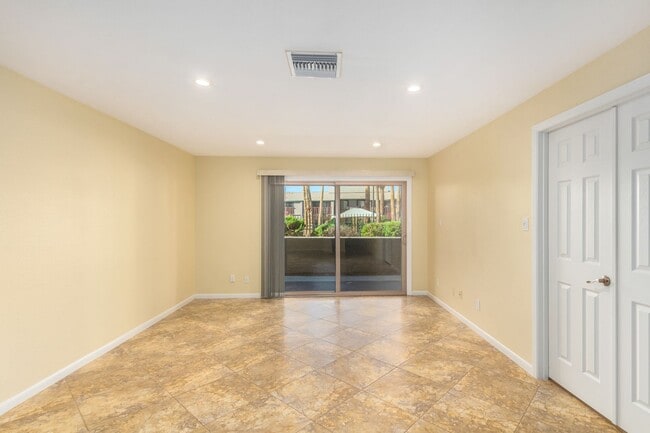 Building Photo - Remodeled 2-Bedroom, 2-Bath Condo in Prime Scottsdale Location