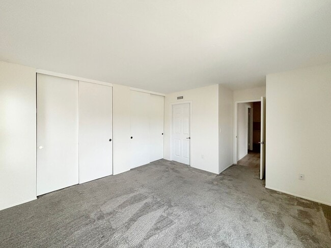 Building Photo - Beautiful 3BD/2.5BA Condo Located in Unive...