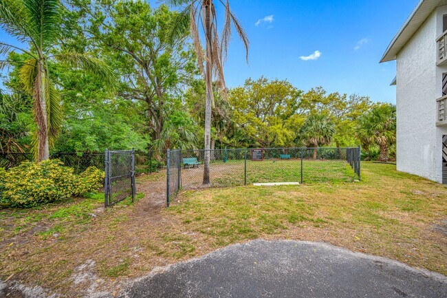 Building Photo - Spacious 2 Bed-1Bath apartment with Pool!