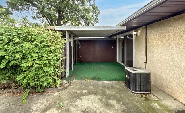 Building Photo - 2324 Woodbrook Cir N