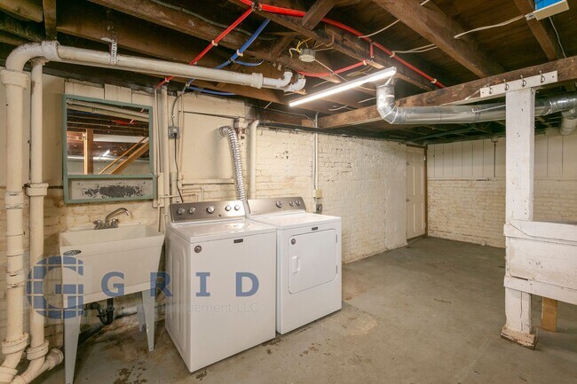 Building Photo - Gorgeous 2 Bedroom Victorian Home!