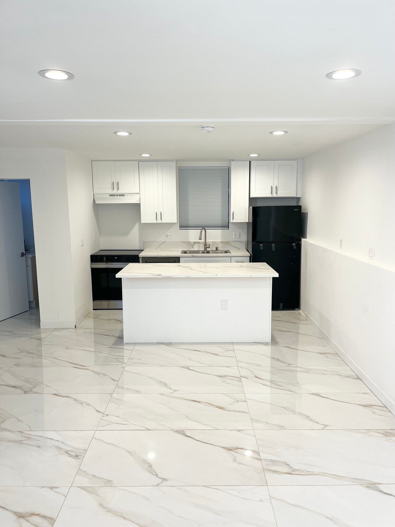 Building Photo - 419 S Clark Dr