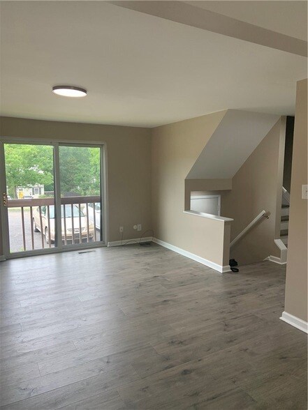 Building Photo - 203 Parkwood Dr