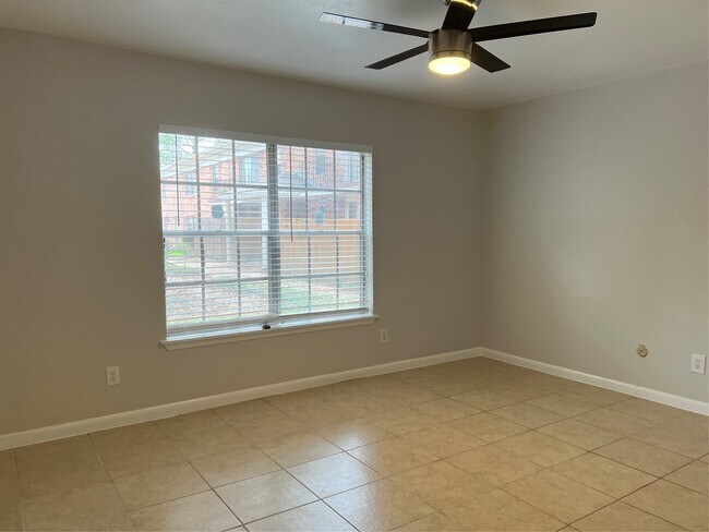 Building Photo - 2824 Briarhurst Dr