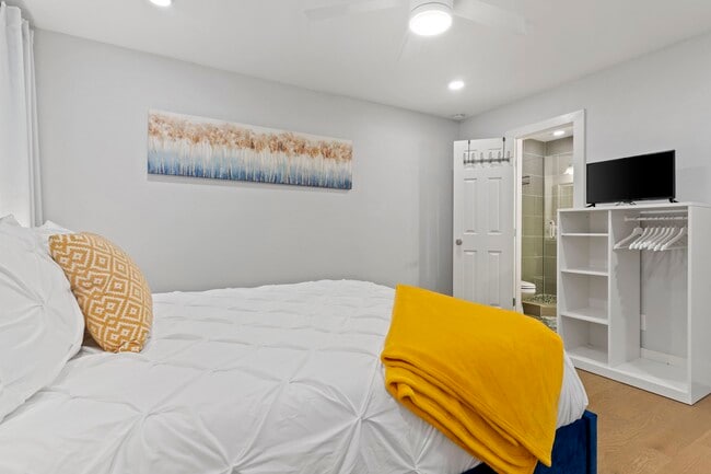 Building Photo - 909 Reinli St