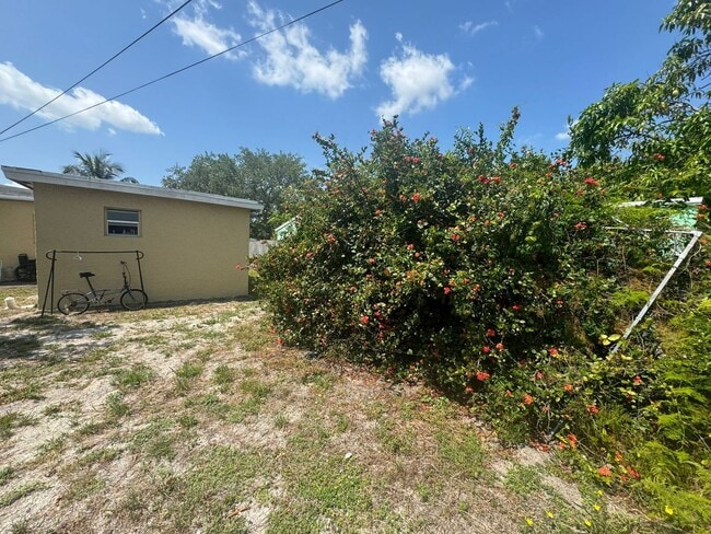 Building Photo - Large 4-2