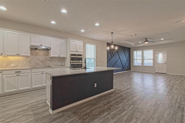 Building Photo - 601 Hummingbird Ln