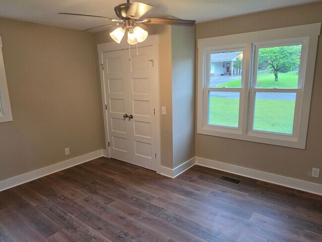 Building Photo - 3 Bedroom, 2 Bath home.