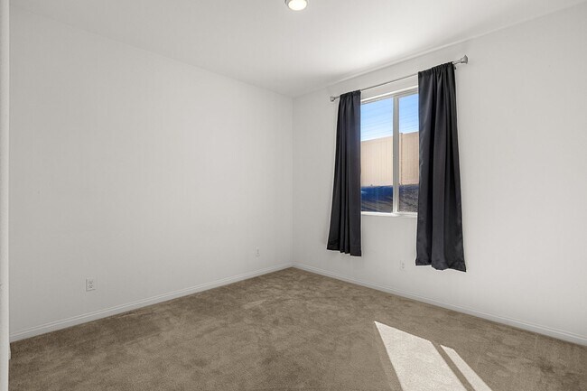 Building Photo - Stunning 4 bedroom 3 bath home in Summer Wind Trail Community