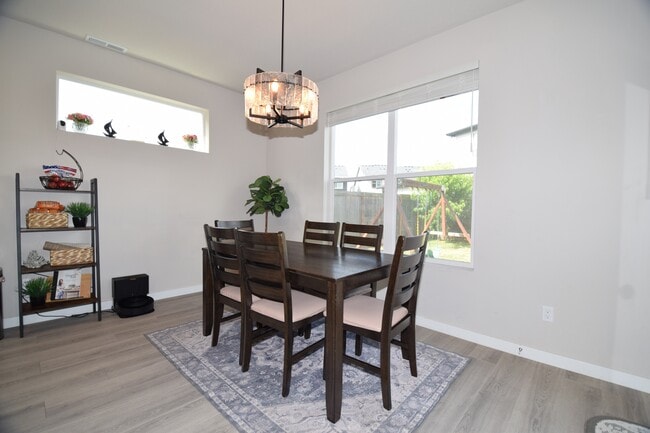 Building Photo - 1690 S Quartz Dr