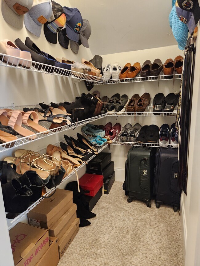 Building Photo - 5855 Vlg Rdg Wy