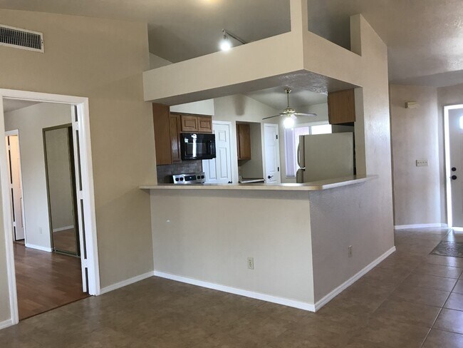 Building Photo - 3444 Bluegrass Dr