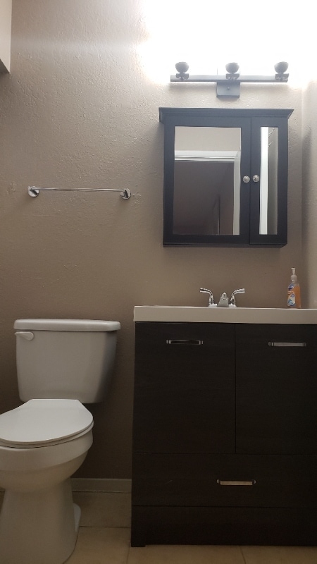 Building Photo - 328 N Calle Del Chancero