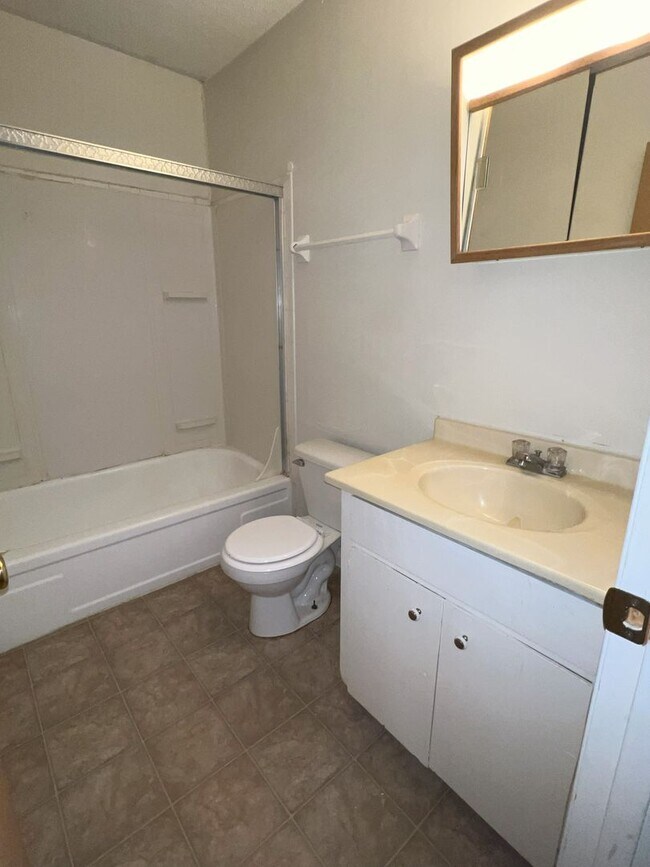 Building Photo - 1 Bedroom 1 Bath Balcony Apartment Available