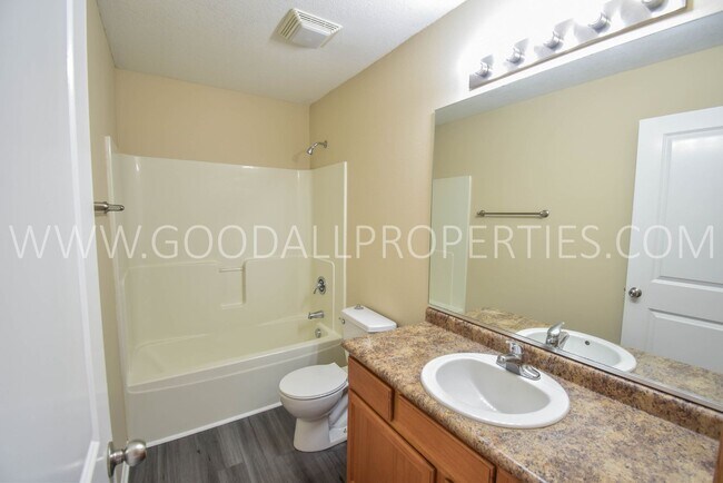 Building Photo - 2 Bedroom 2 Bath Updated Townhome in Ankeny with attached two car garage