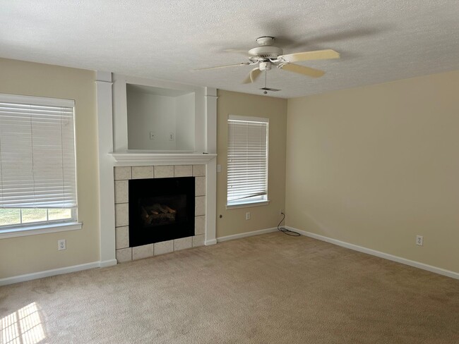 Building Photo - Single family home in Springhill! Availabl...