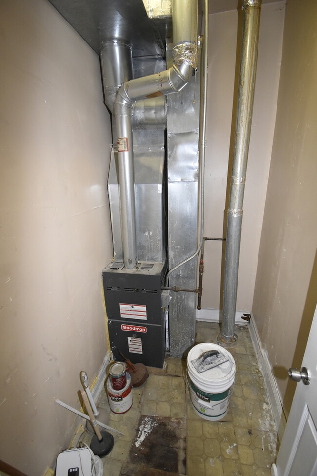 Building Photo - 5742 S Artesian Ave